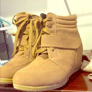 Women’s lace up boots